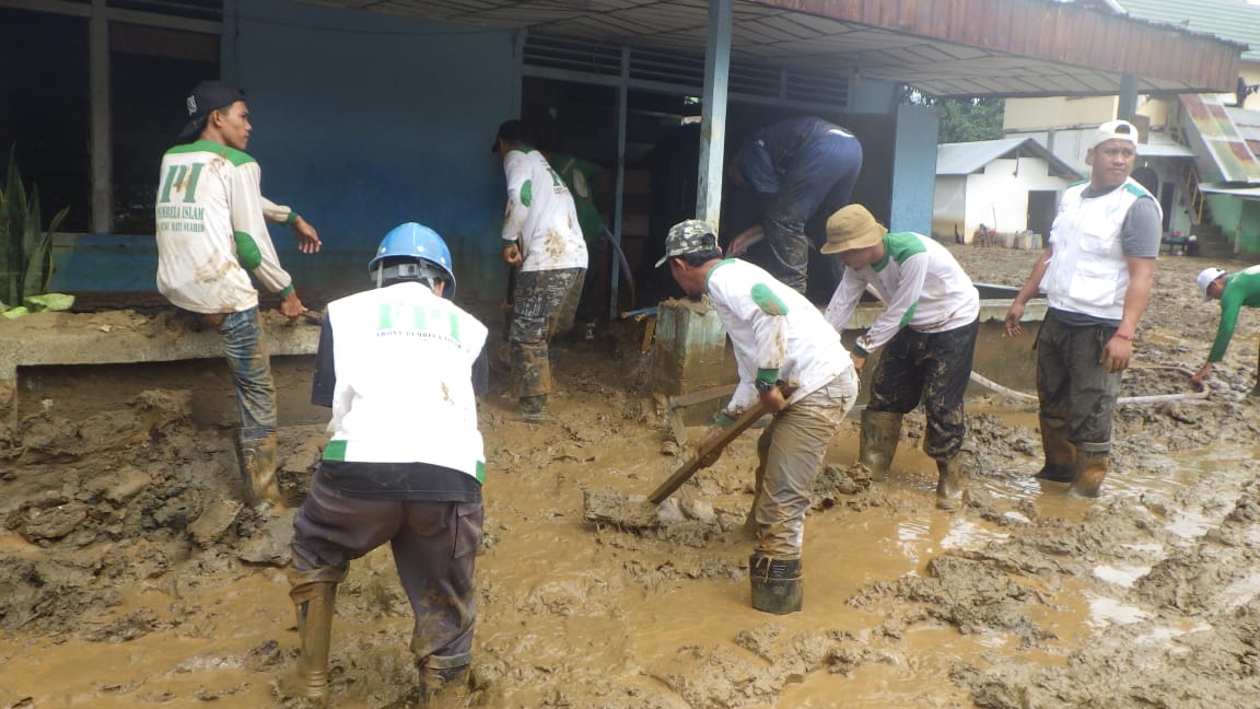 Hari ke-13 Pasca-banjir Sulteng, Relawan FPI Tak Beranjak Bantu Bersihkan Rumah Warga